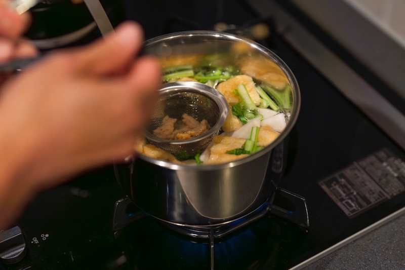わたや 味噌汁調理中