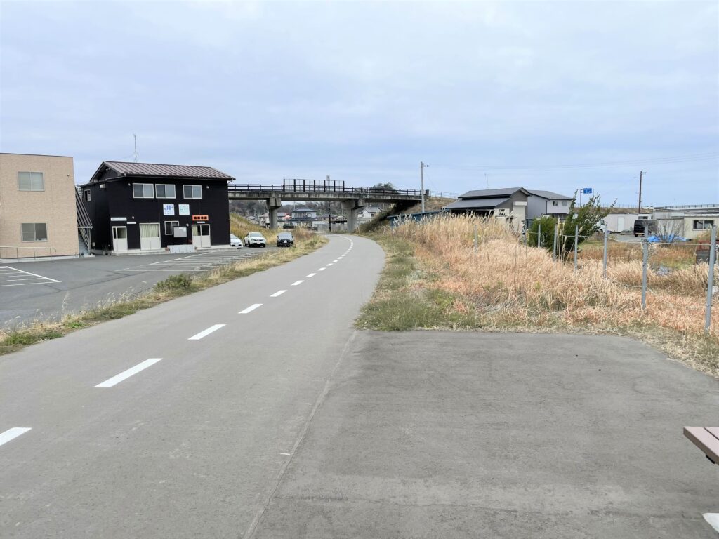 サイクリングコースに生まれ変わった震災の跡地「旧東名（とうな）駅」
